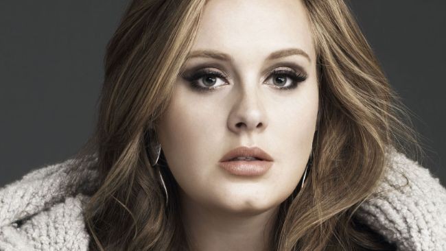 Adele calla a Lagerfield - KISS FM