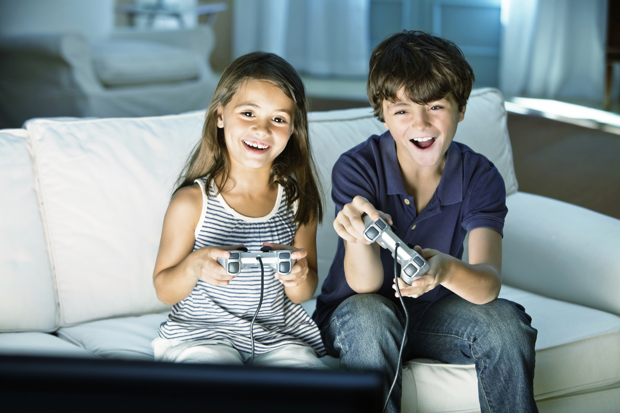 Kids gaming. Играем с заменой. Statistics of children playing Video games. Play Kids as or Mike cellphone. Crianças jogando Video game.