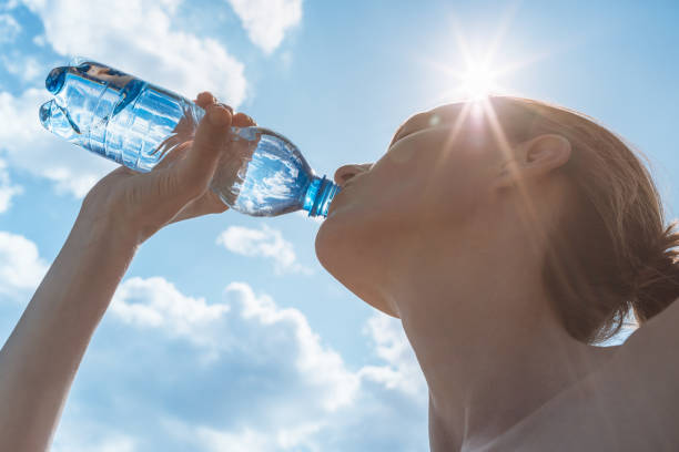 París reparte agua, sombreros y abanicos para combatir la ola de calor