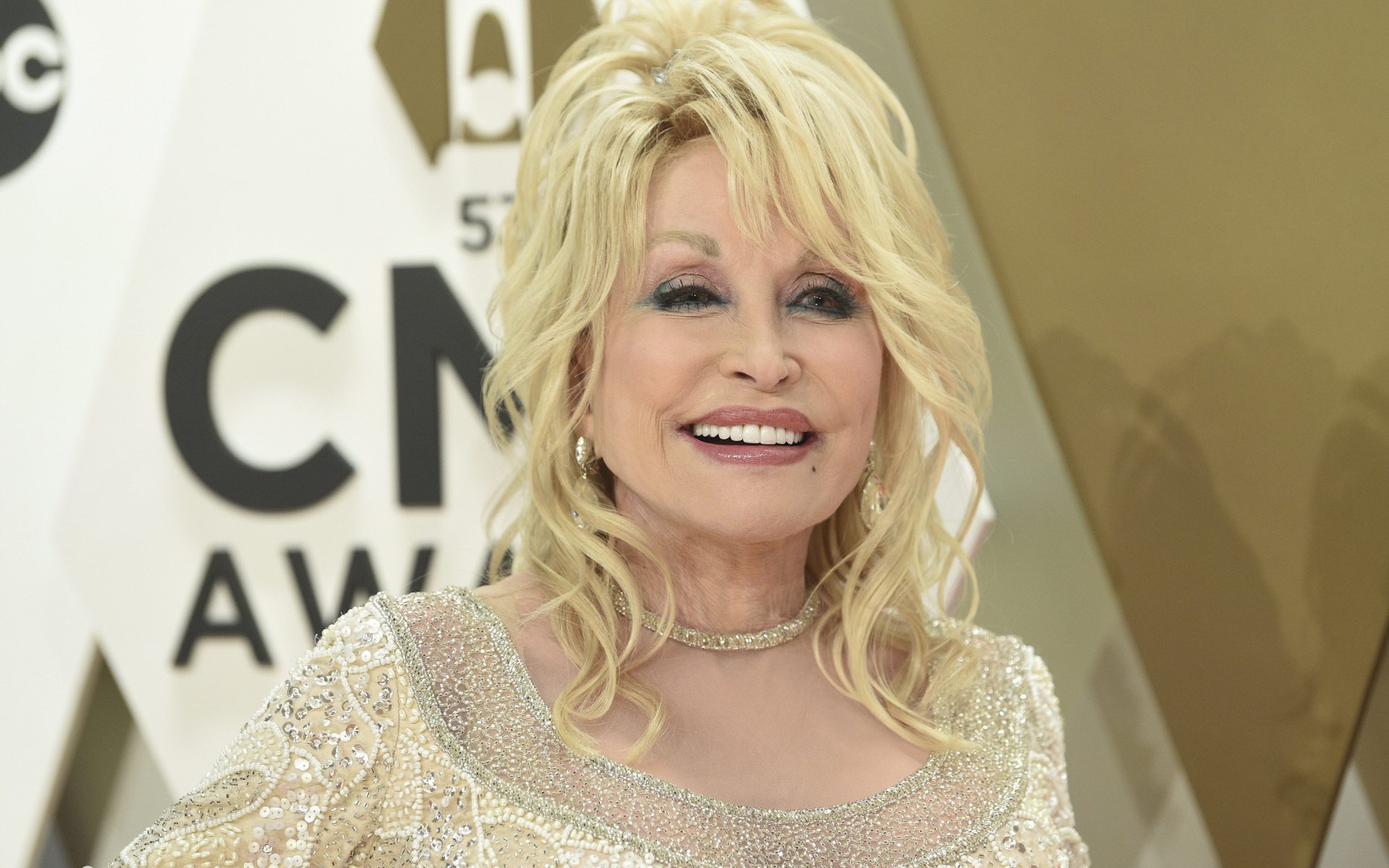 Dolly Parton lanza un labial rojo llamado "Jolene"