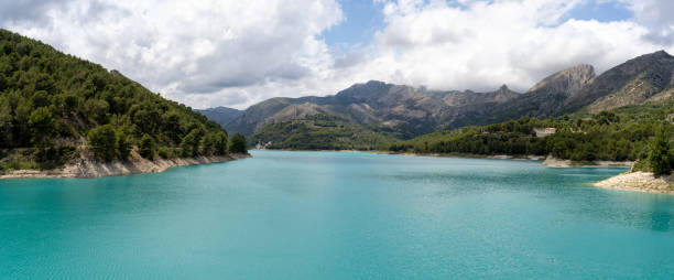 Disminuye el agua de los embalses