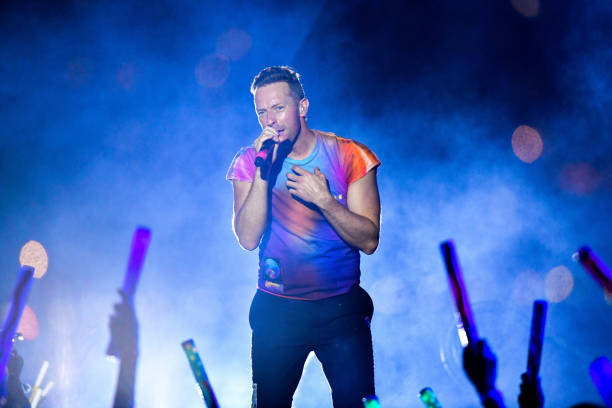 Chris Martin auxilia a un niño en mitad de su concierto