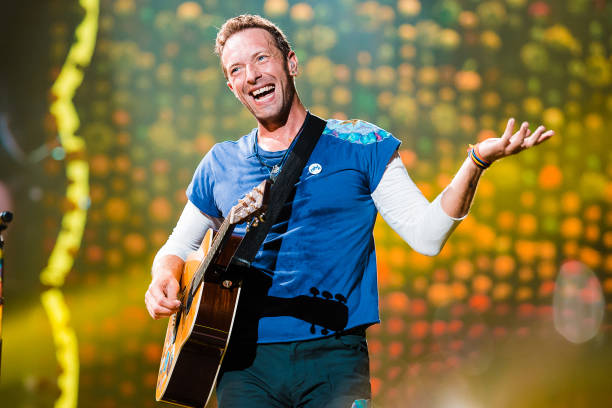 Chris Martin sufre una caída durante un concierto