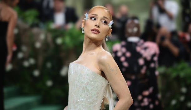 Ariana Grande estrena un vídeo de 'Santa Tell Me'