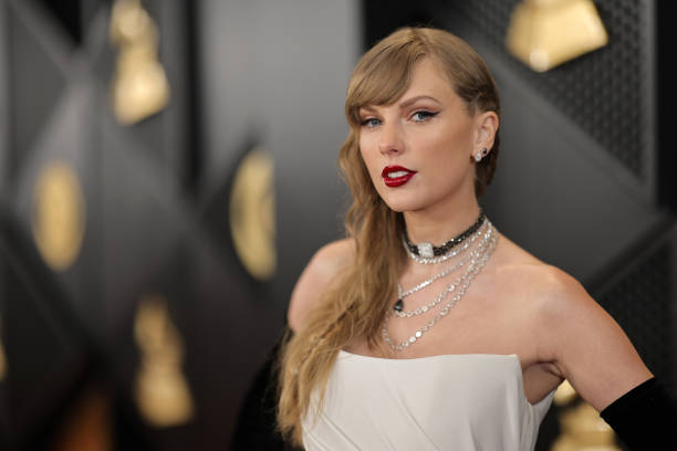 Taylor Swift presentará la gala de los Grammy 2025